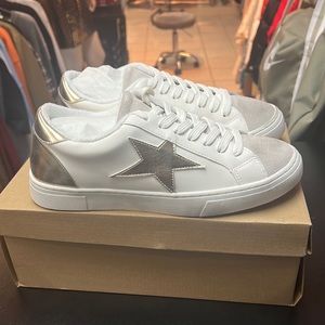 Steve Madden rezume white/gold new in box!